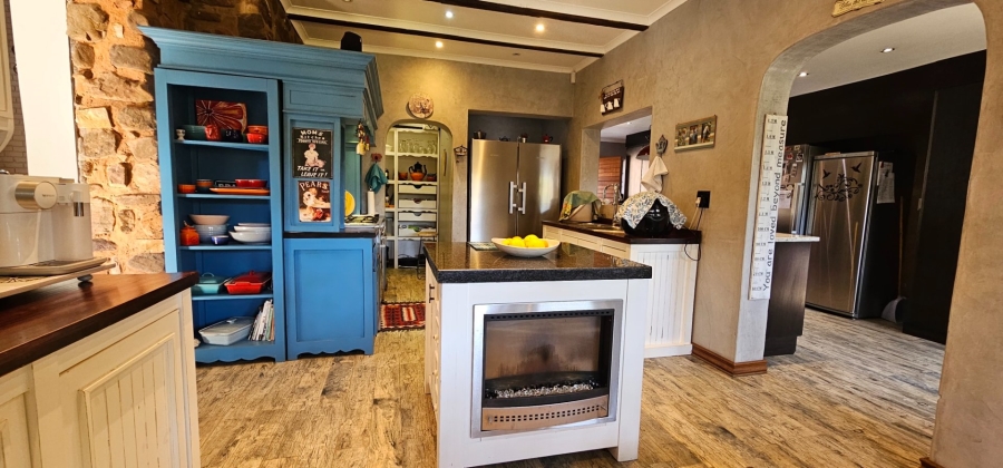 6 Bedroom Property for Sale in Hartbeesfontein North West